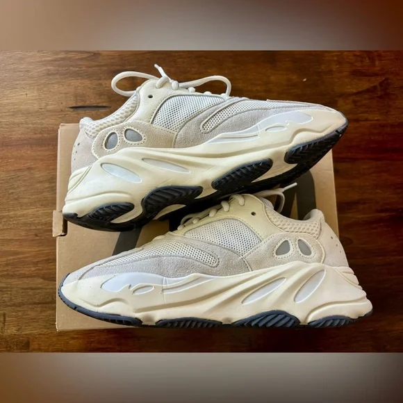 Yeezy Boost 700 Analog - Picture 4 of 10
